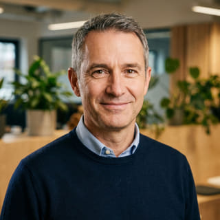 James Mitchell aparece em foto de perfil, identificado como Chief Executive Officer da Nexus Investeira AI